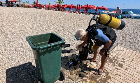 Antalya'da Deniz Temizliği: Prof. Dr. Gökoğlu'nun Dalışı