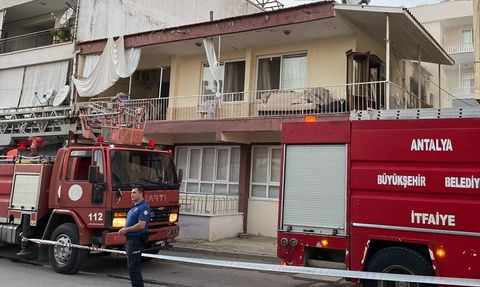 Antalya'daki Yangında Muhabbet Kuşu Kurtarıldı