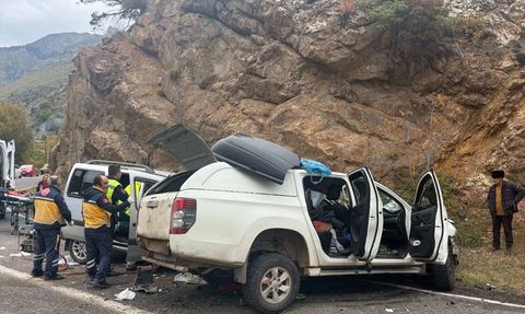 Artvin'de Üç Araçla Trafik Kazası: 4 Yaralı