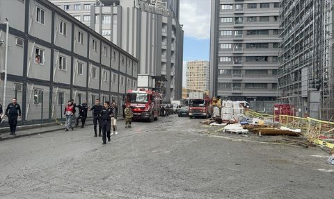 Bahçelievler'de Asılı Kalan İnşaat Asansöründeki İşçiler Kurtarıldı