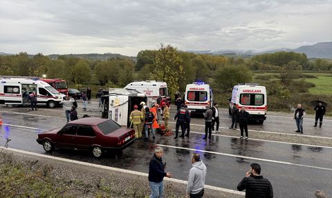Bartın'da İşçi Servisi Devrildi: 1 Ölü, 19 Yaralı