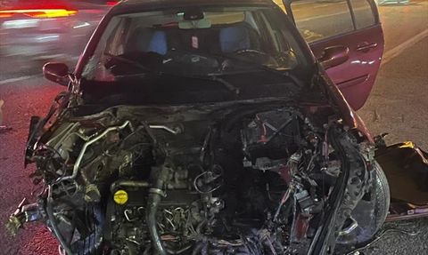 Başakşehir'de Otomobilin Otobüs Durağına Çarpması Sonucu Yaralı