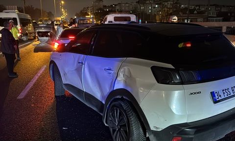Bayrampaşa'da Zincirleme Trafik Kazası: Otoyolda Yoğunluk Oluştu