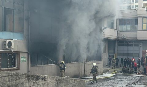 Bayrampaşa'daki İş Merkezinde Yangın Kontrol Altına Alındı