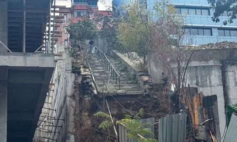 Beşiktaş'ta İnşaat Halindeki Binanın İstinat Duvarı Yıkıldı