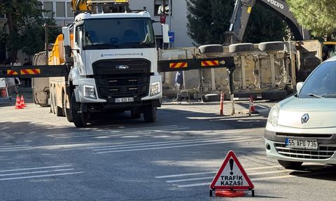 Beşiktaş'ta Taş Yüklü Kamyon Devrildi, Sürücü Yaralandı