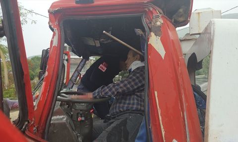 Bursa'da Kamyonet ve Çekici Kazası: 4 Yaralı