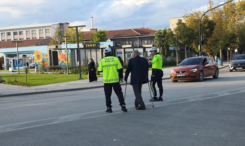 Bursa'da Yaşlıya Trafik Polisinden Yardım