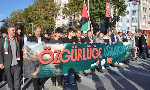 Bursa ve Kütahya'da Küresel Sumud Filosu'na Destek Yürüyüşleri Düzenlendi