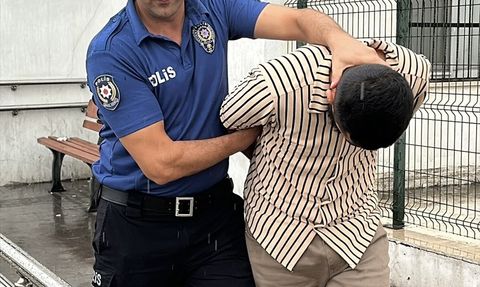 Çakarlı Araçla Kendini Polis Olarak Tanıtan Zanlı Tutuklandı