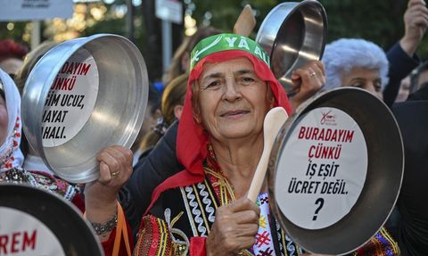 CHP Kadın Kolları 'Dünya Yoksullukla Mücadele Günü' Yürüyüşü Düzenledi