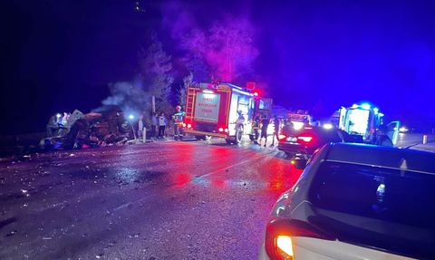 Denizli'de Otomobil ile Kamyonetin Çarpışması: 1 Ölü, 4 Yaralı