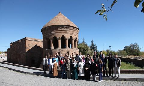 Doğaseverler Ahlat'taki Tarihi ve Turistik Yerleri Keşfetti