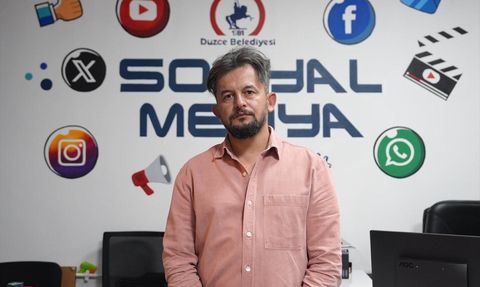 Düzce'de Temizlik İşçisinden Bayrak Sevgisi