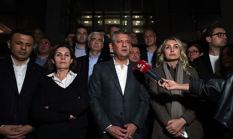 Ekrem İmamoğlu'nun Tutuklanmasına Tepkiler: CHP Genel Başkanı Özgür Özel Açıklamalarda Bulundu