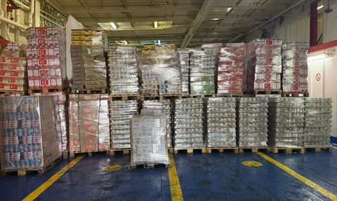 El-Ariş Limanı'na Ulaşan 17. İyilik Gemisi'nden Yardım Malzemeleri İndiriliyor