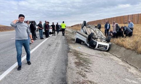 Erzincan'da Hafif Ticari Araç Takla Attı: 4 Yaralı