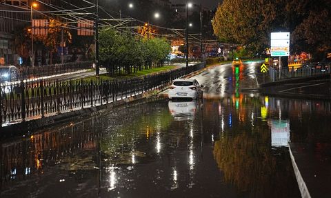 Fatih'te Sağanak Sonrası Yol Çökmesi