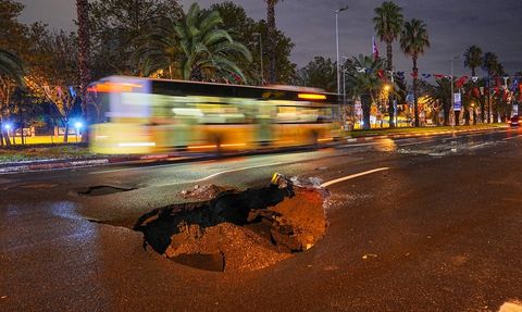Fatih'teki Kuvvetli Sağanak Sonrası Yol Çöktü