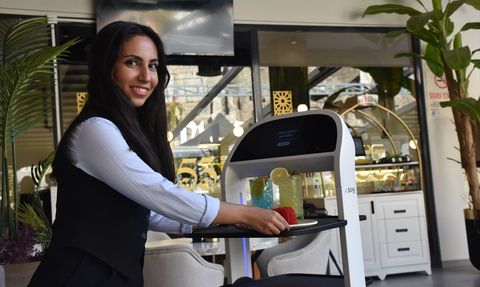 Gümüşhane'de Robot Garson 'Garson Abla' Müşterilerin İlgi Odağı Oldu