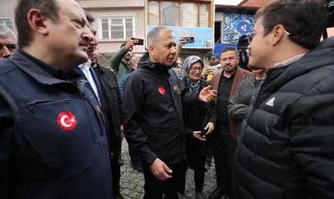 İçişleri Bakanı Yerlikaya, Sındırgı'da Deprem Sonrası İncelemelerde Bulundu