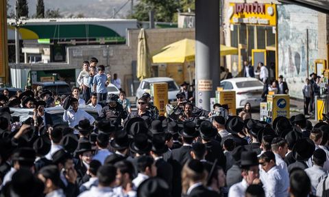 İsrail'de Ultra-Ortodoks Yahudiler Zorunlu Askerlik İçin Sokağa Çıktı