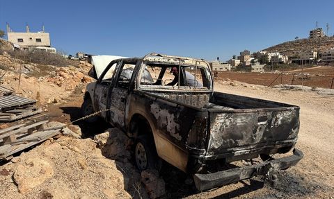 İsrailli Saldırganlar Batı Şeria'da Filistin Araçlarını Yaktı