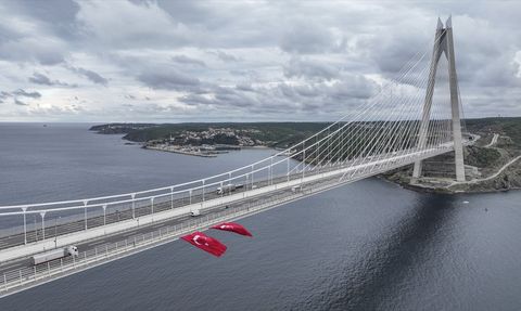 İstanbul Boğazı'ndaki Köprülerde Bayram Coşkusu