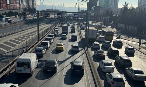 İstanbul'da Sabah Trafik Yoğunluğu İkiye Katlandı