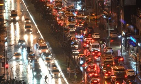 İstanbul'da Sağanak Yağmur Hayatı Olumsuz Etkiliyor