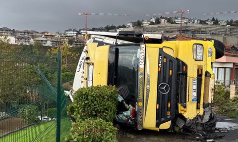 İstanbul'da Tır Kazası: Sürücü Yaralandı