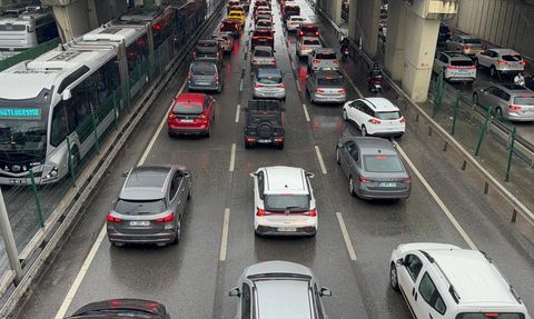 İstanbul'da Trafik Yoğunluğu Zirveye Ulaştı