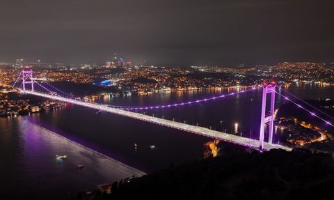 İstanbul'daki Köprüler Pembe Işıldıyor: Meme Kanseri Farkındalığı İçin Önemli Adım
