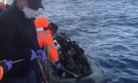 İzmir Açıklarında 86 Düzensiz Göçmen Yakalandı