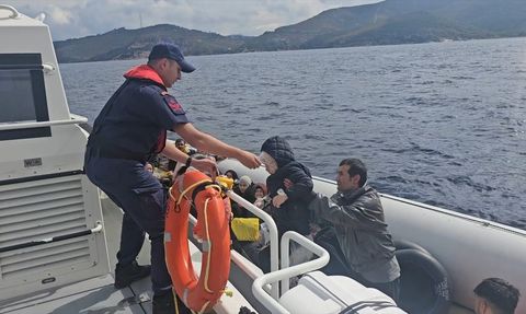 İzmir Açıklarında Düzensiz Göçmen Kurtarıldı ve Yakalandı