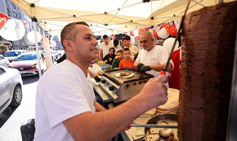 İzmir'de Cumhuriyet Bayramı'nda Çocuklara Dönere Çocukların Sevinci