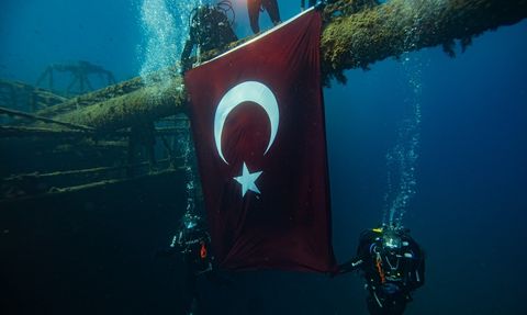İzmir'de Dalgıç Polislerden Cumhuriyet Bayramı Kutlaması