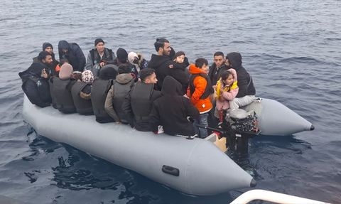 İzmir'de Düzensiz Göçmen Operasyonu: 128 Yakalandı