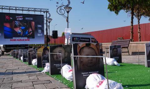 İzmir'de Gazze İçin 'İzlemek Yetmez' Etkinliği Devam Ediyor