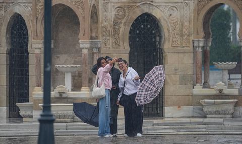 İzmir'de Sağanak Yağış Hayatı Olumsuz Etkiledi