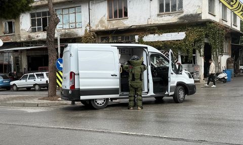 İzmir'de Tarlada El Bombası Bulundu