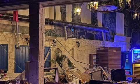 İzmir'deki Eğlence Merkezinde Duvar Çöktü: 6 Yaralı