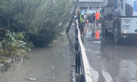 Kağıthane'de Sağanak Yağışın Sonuçları: Su Birikintisi Trafiği Etkiledi