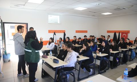 Kahramanmaraş'ta Yeşilay'dan Öğrencilere Bağımlılıkla Mücadele Eğitimi