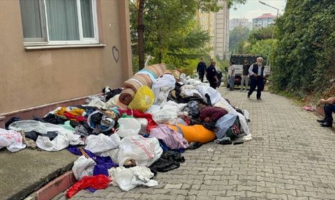 Karabük'te Evin İçinde Kamyon Dolu Çöp Çıktı