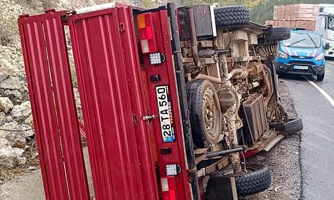 Karabük'te Kamyonet Su Kanalına Devrildi: 5 Yaralı