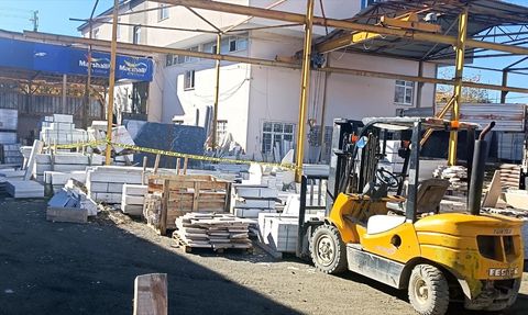 Kars'ta İş Yeri Sahibinin Üzerine Mermer Tabla Düştü