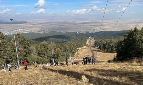 Kars'ta Öğrenciler Kayak Pistlerinde Temizlik Yaparak Doğayı Koruyor