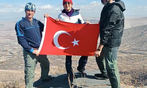 Kırşehirli Dağcılar Cumhuriyet'in 102. Yılını Yükseklerde Kutladı