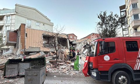 Kocaeli'de 6 Katlı Bina Çöktü